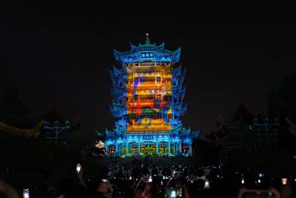 配资炒股官方网 这是一座未来城，“赛博朋克”在武汉照进现实